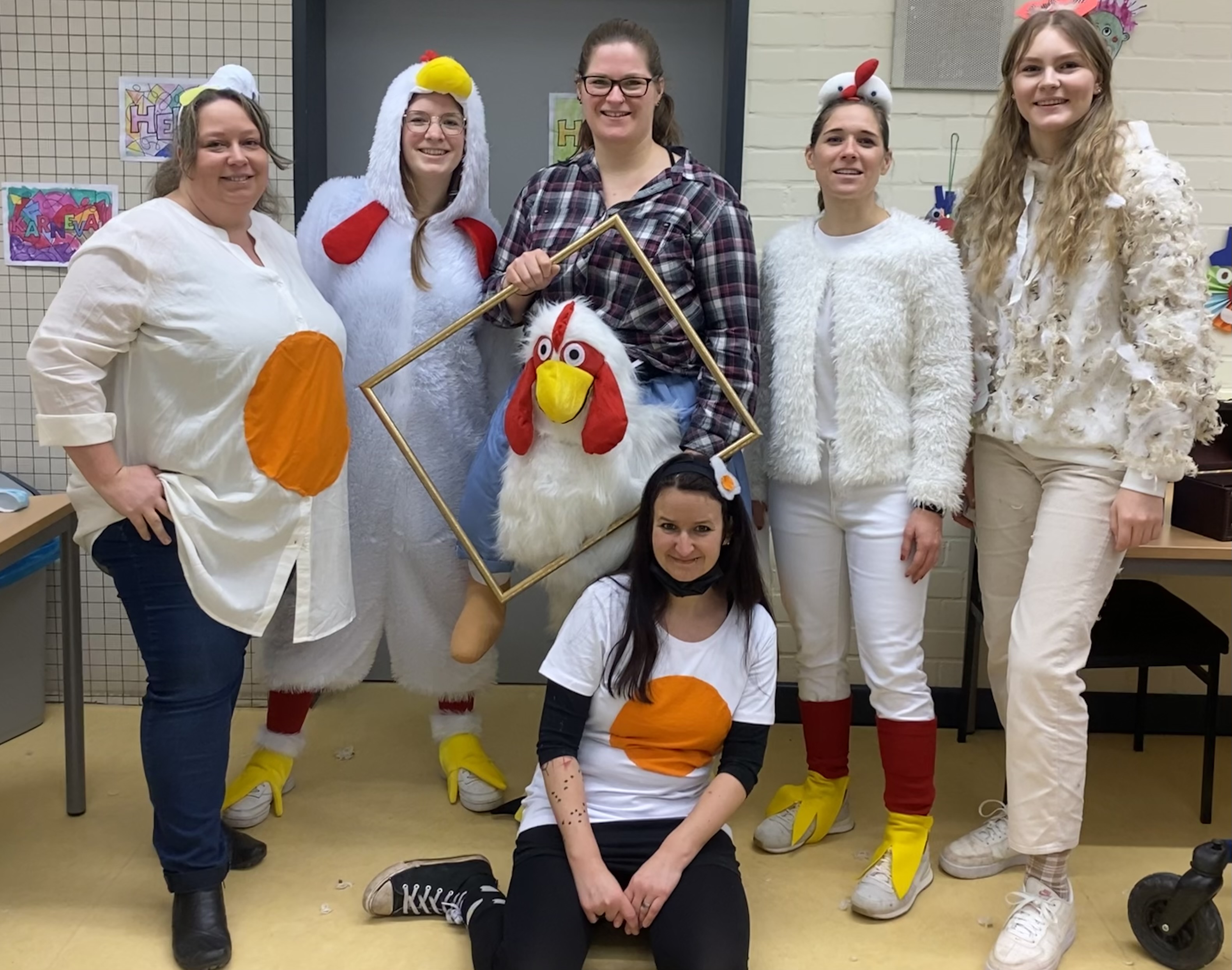 Lehrkr%C3%A4fte%20und%20Praktikantin%20der%20Grundschule%20als%20H%C3%BChner%20und%20Spiegelei Lehrkr%C3%A4fte%20und%20Praktikantin%20der%20Grundschule%20als%20H%C3%BChner%20und%20Spiegelei